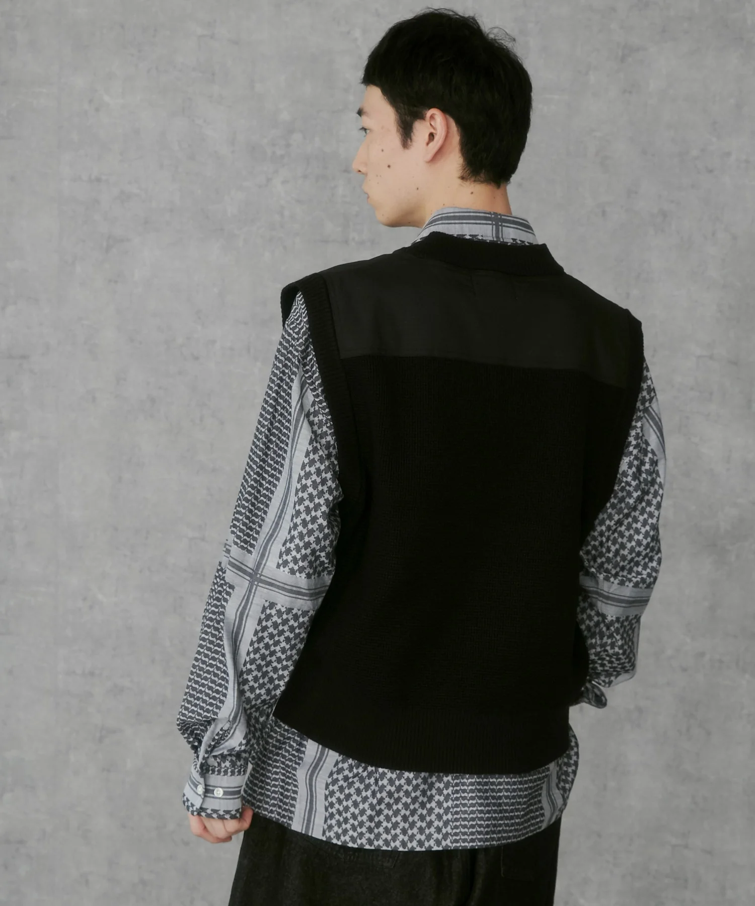 Vネックニットベスト - Image 19