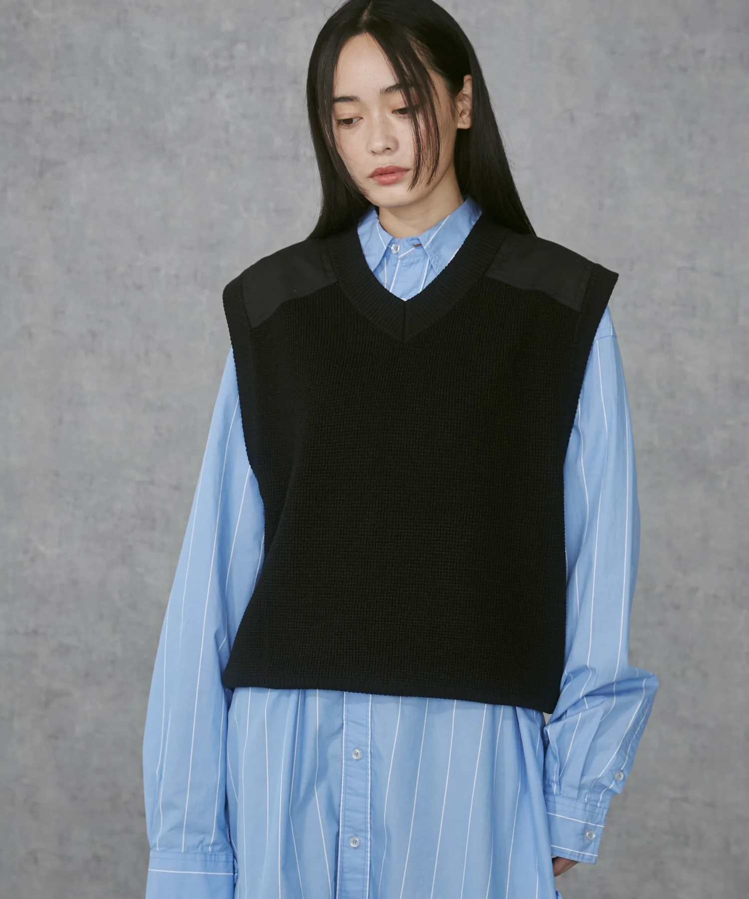 Vネックニットベスト - Image 26