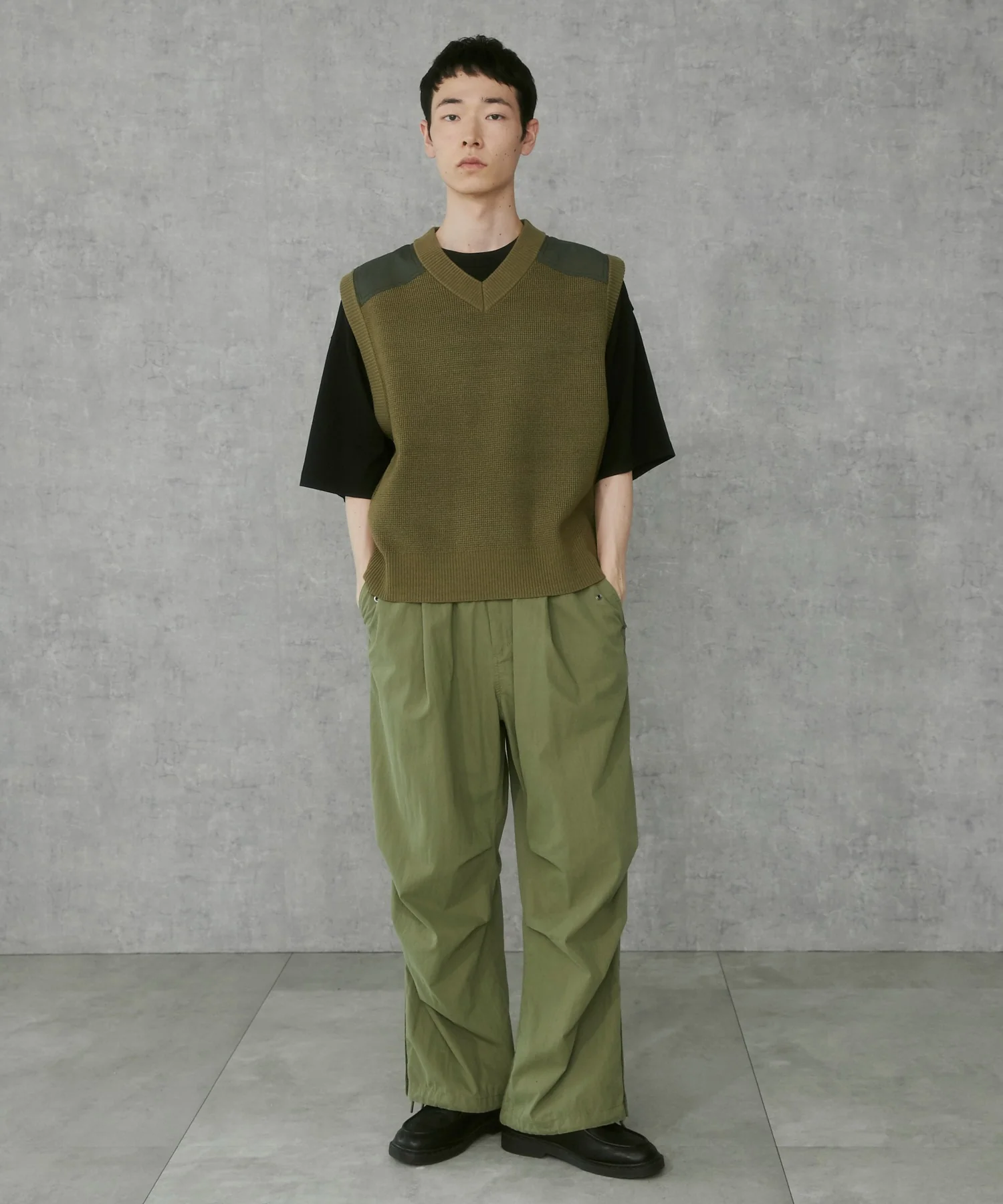 Vネックニットベスト - Image 3