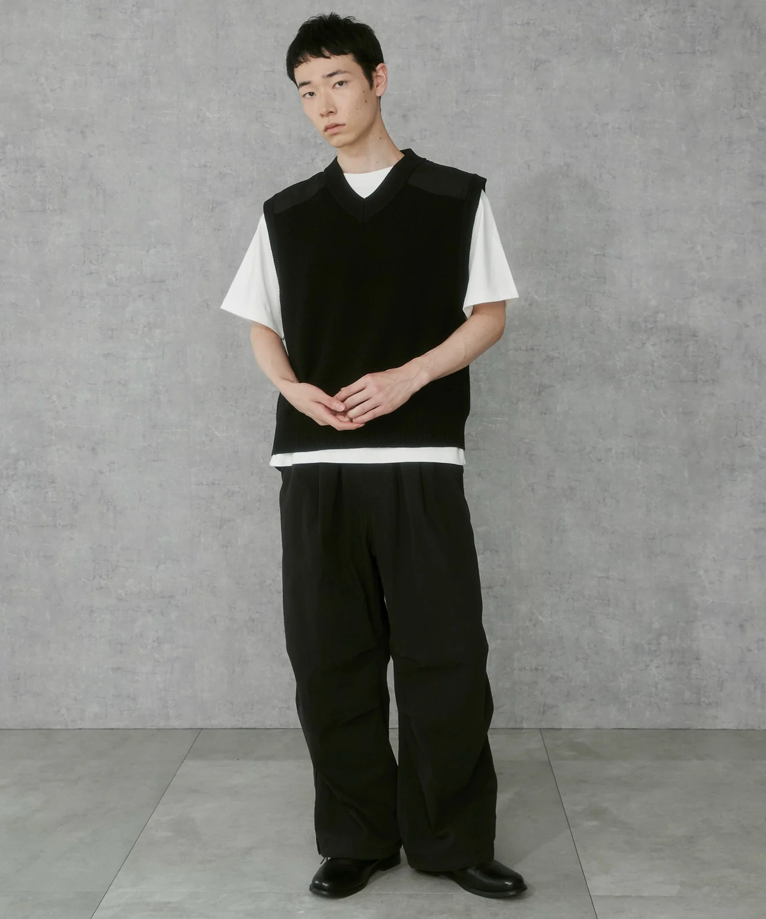 Vネックニットベスト - Image 5