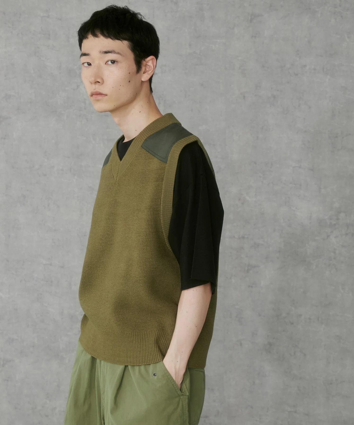 Vネックニットベスト - Image 8