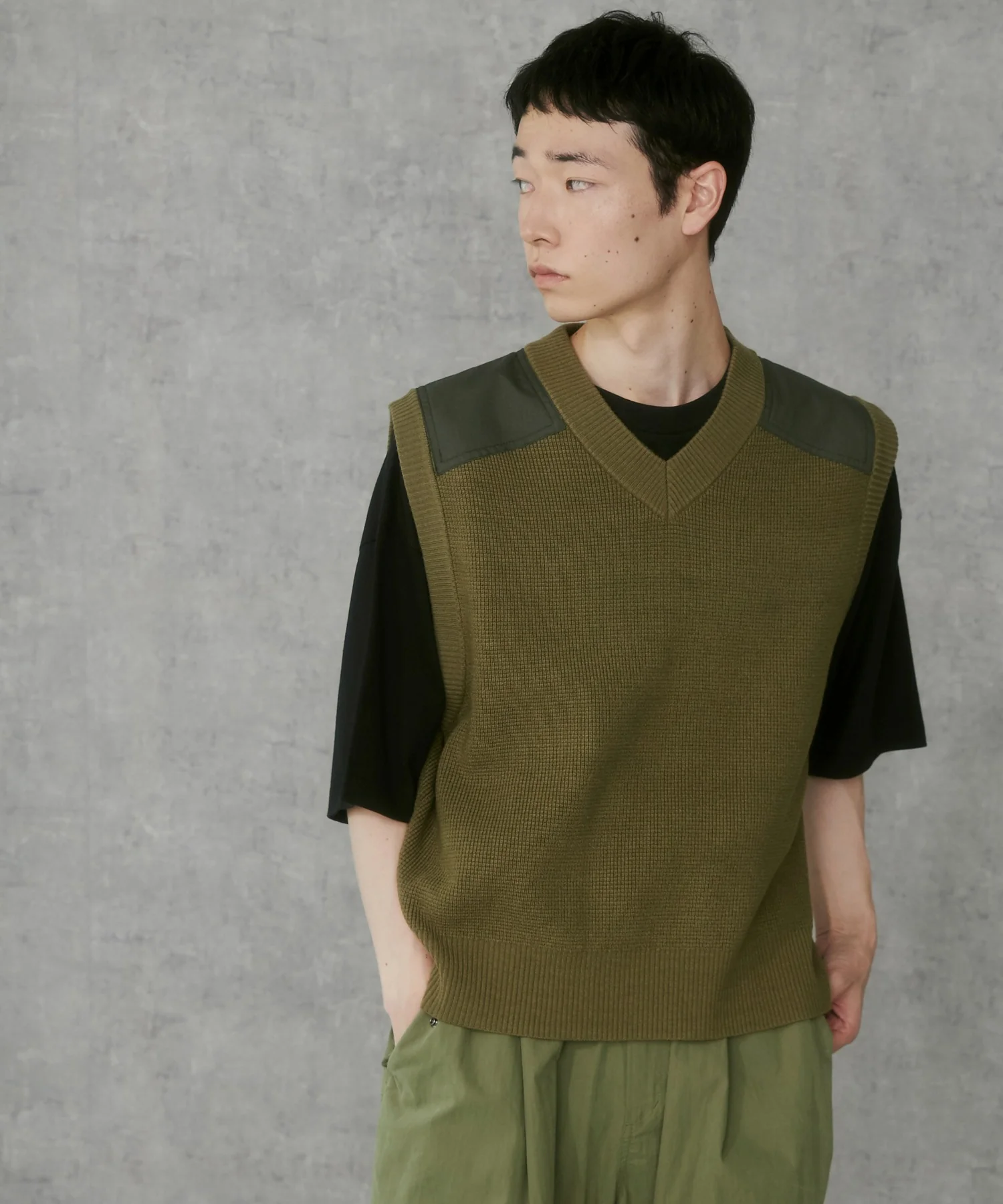 Vネックニットベスト - Image 9